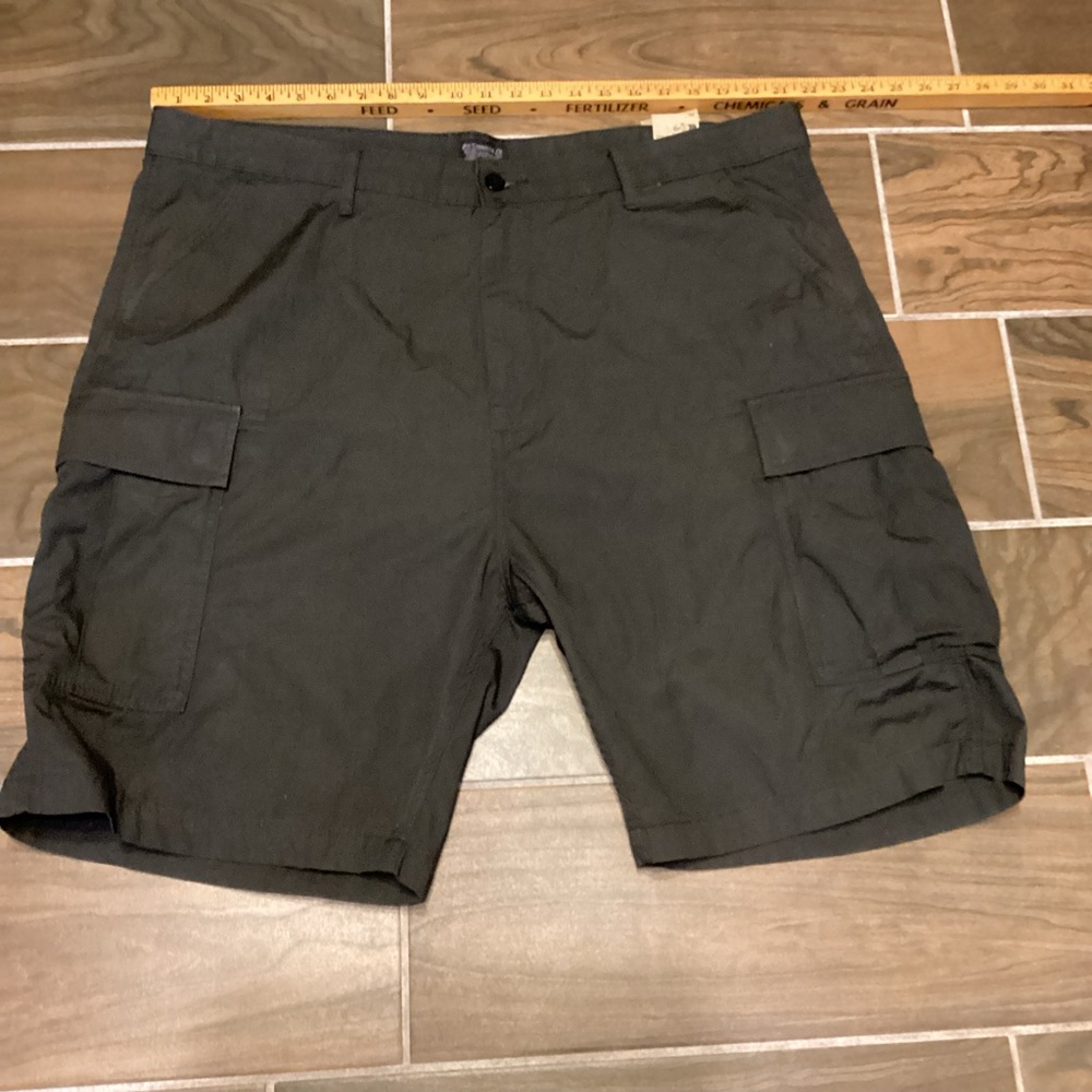 Levi’s men’s shorts SZ42, dark grey, cargo, NWT, see pics for measurements